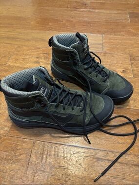 Vans UltraRange Exo Hi MTE “66 Supply/ Grape Leaf” Sneaker Boot Size 8.5 Women